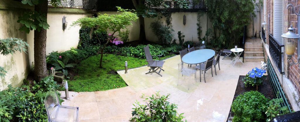 Jardin d'un hôtel particulier situé à Paris