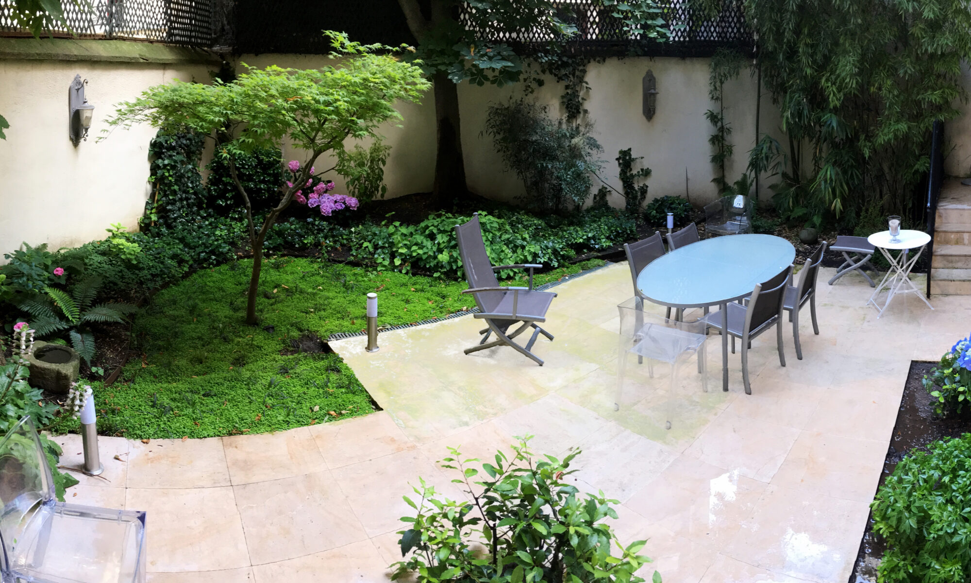 Jardin d'un hôtel particulier situé à Paris