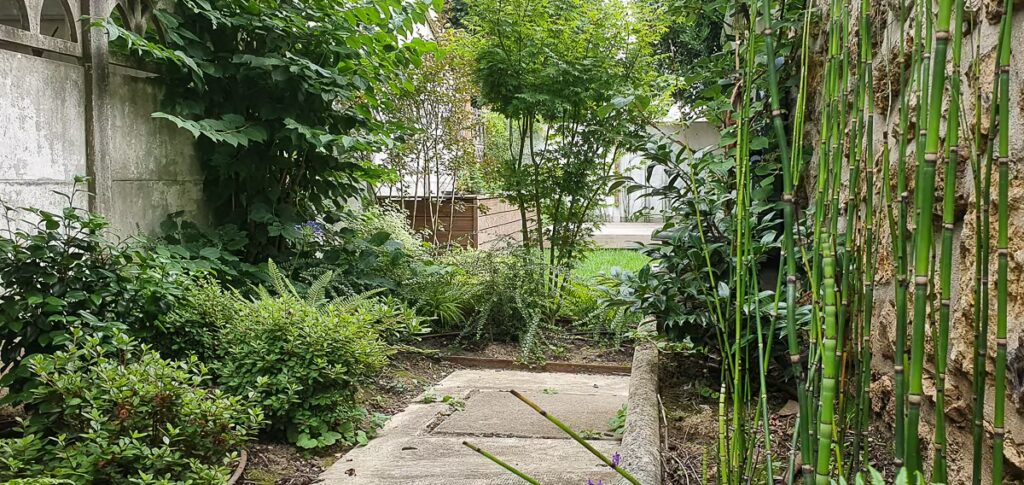 Entrée d’un jardin pavillonnaire à Villejuif (Val-de-Marne) avec massif d’ombre
